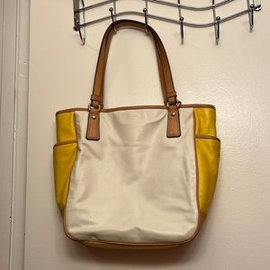Coach tote grate condition in white and yellow all leather